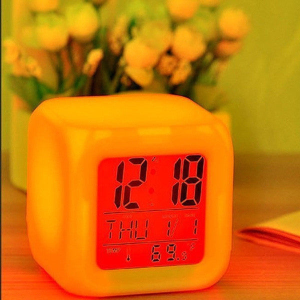 Reloj digital multicolor y despertador