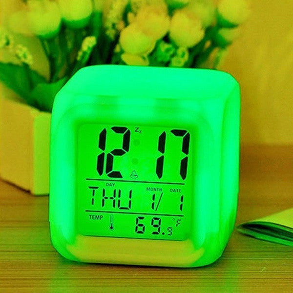Reloj digital multicolor y despertador